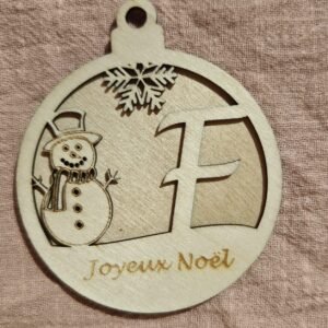 Sublimez votre sapin avec cette boule de Noël personnalisée en bois. Cette décoration artisanale unique associe la chaleur du bois à une découpe fine : Personnalisation : Choisissez votre initiale (disponible de A à Z). Une suspension parfaite pour célébrer un premier Noël ou offrir un petit cadeau souvenir inoubliable à vos proches.